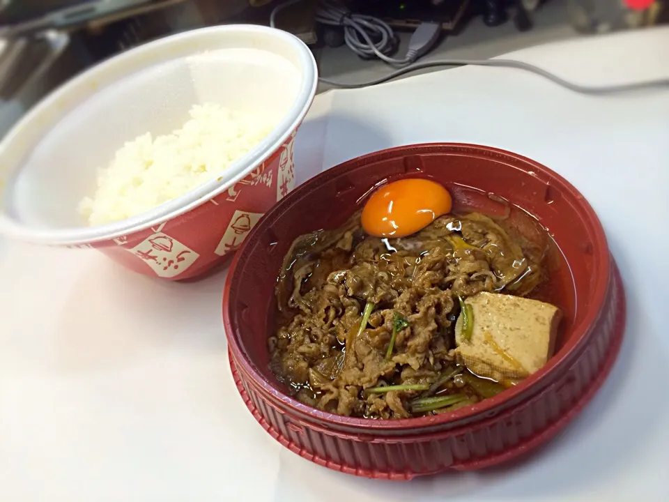 なか卯の牛すき丼に卵|ひささん