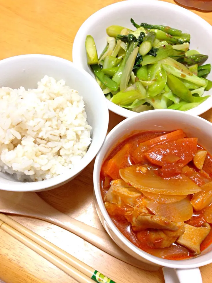 チキンのトマト煮、葉物野菜のアーリオオーリオ風サラダとご飯|maysugarさん