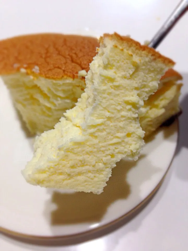 Snapdishの料理写真:りくろーおじさんの店 焼きたてチーズケーキ|Keiichi Ikegami Ikeichiさん