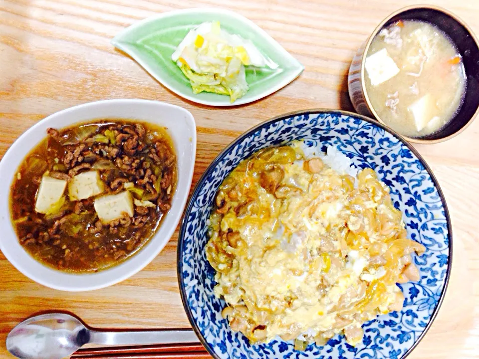 Snapdishの料理写真:親子丼、麻婆豆腐、豚汁、手作りの白菜浅漬け✧*|Makiさん