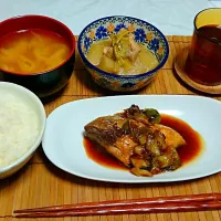 Snapdishの料理写真:ぶりの照り焼き
大根と鶏の煮物
じゃがいもと玉ねぎとにんじんのお味噌汁|ふー子さん