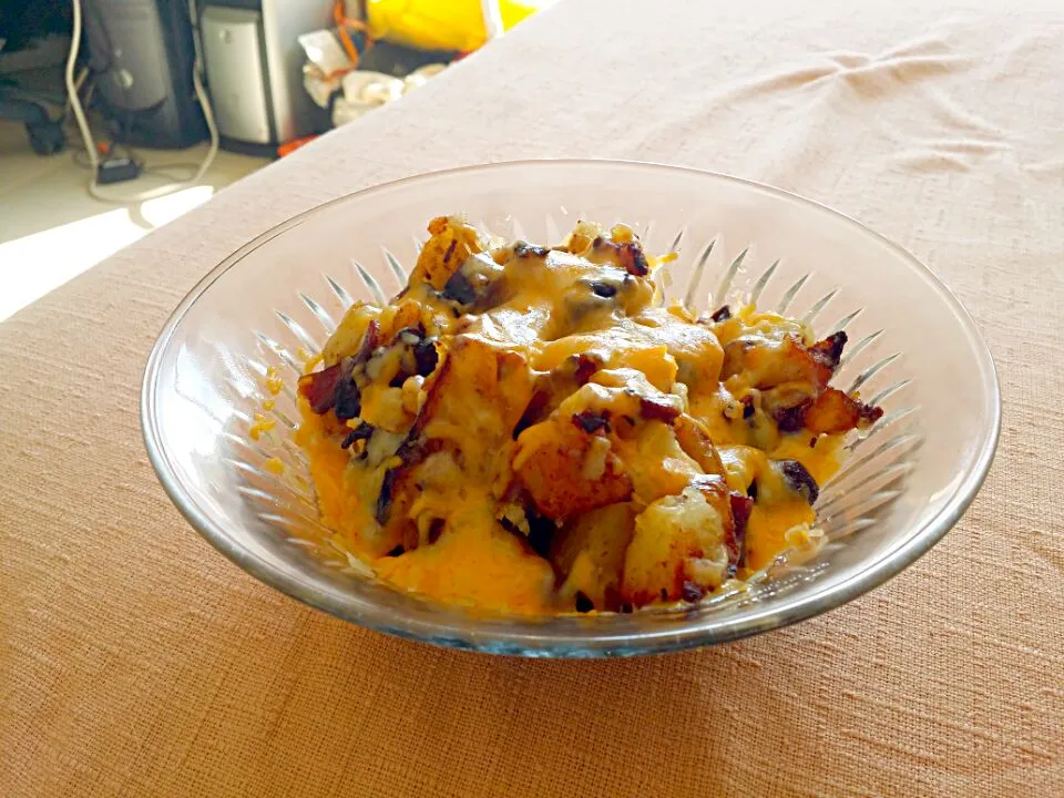 Home fried potatoes & onions with sausage and beacon with  shredded cheese on top|christl babcockさん