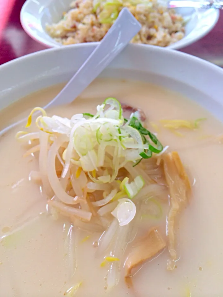 豚骨ラーメン and 台湾炒飯|もにもにかさん