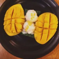 thai dessert /mango sticky rice /ข้าวเหนียวมะม่วง|saravudhiさん