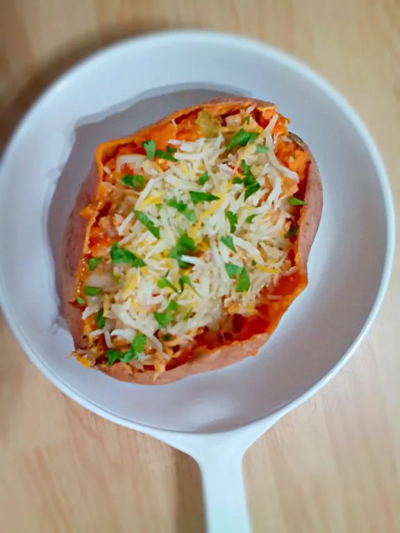 Stuffed Sweet Potatoe with Chicken and Cheese on Top|Yari Gonzálezさん