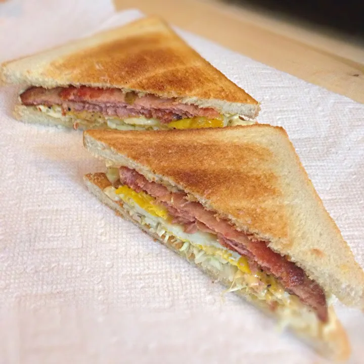 Snapdishの料理写真:Jalepeno Spam Egg and Cheese Sandwich|Jacob Kaneさん