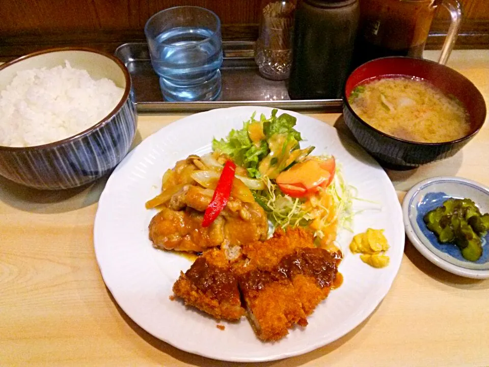 亡き赤塚不二夫が贔屓にしていた『ぺいざん』の日替り定食、650円。
ご飯の大盛りがサービスの、古い洋食屋さんです。
回数券があり、地元民密着のこじんまりとした、昭和が漂う店です。
シェ～～！！
(￣∇￣*)ゞ|東京ライオンズさん