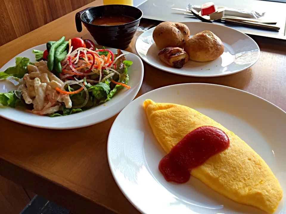 今朝はオムレツ焼いてもらった（＾∇＾）このあとまた朝カレーしちゃおうかなー。隣のおじさんはくちゃくちゃ音を鳴らしながら食べるヒトだー…>_<…その向こうは あら！ステキな外国のヒト（≧∇≦）iPadで日本の記事を読み日本語ペラペラ。好きになっちまう〜♡|しーさん