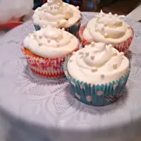 mead cupcakes with a honey buttercream.|Jenni Royceさん