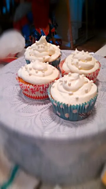 mead cupcakes with a honey buttercream.|Jenni Royceさん