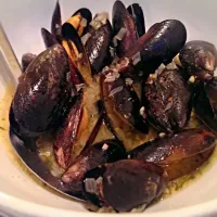 Snapdishの料理写真:mussels in garlic butter sauce|Chef Monica Bombergerさん