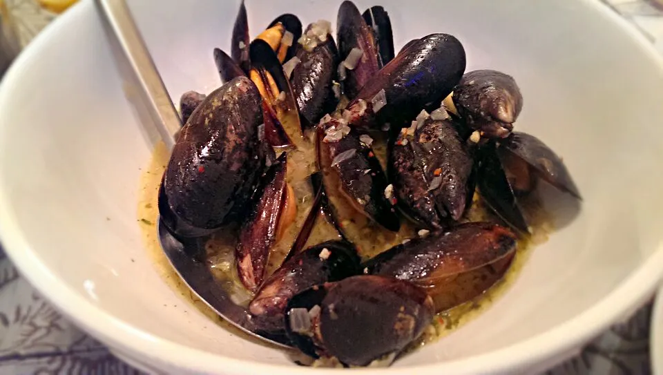 mussels in garlic butter sauce|Chef Monica Bombergerさん