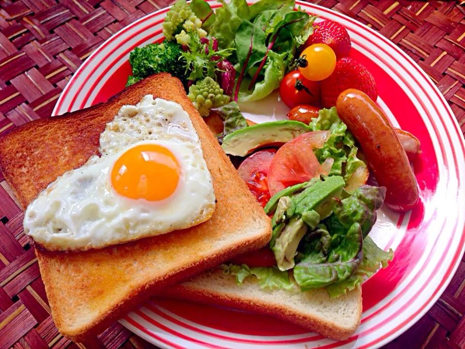 Fried egg&Salad toast❤️ﾊｰﾄ目玉焼き&ｻﾗﾀﾞﾄｰｽﾄ|🌈Ami🍻さん