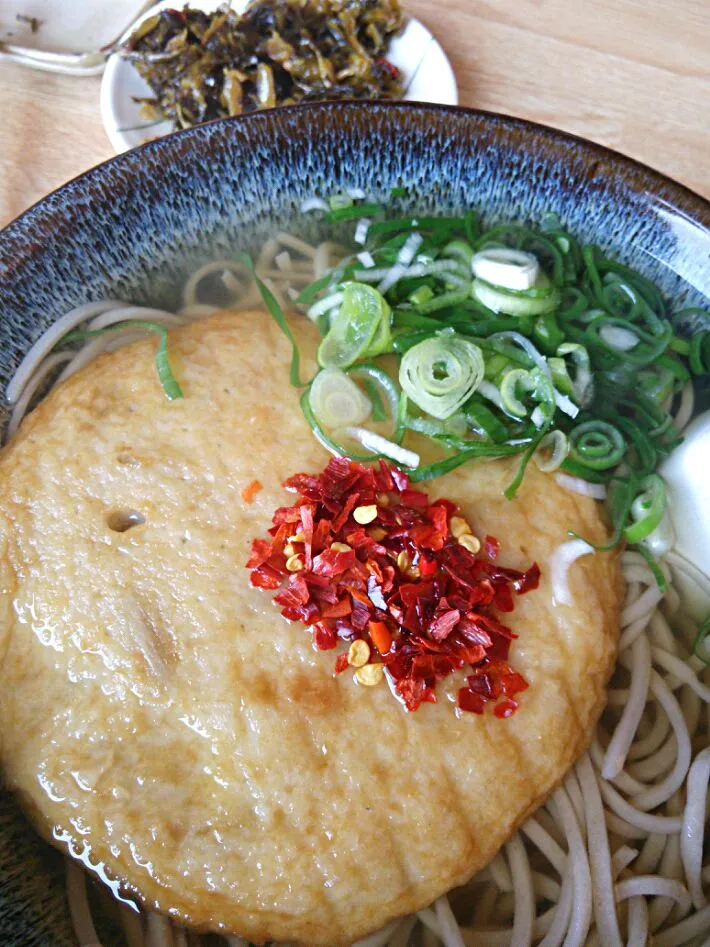 Snapdishの料理写真:手打ちうどん100%  みの屋さん   丸天蕎麦～☆
高菜漬物  煮昆布 食べ放題。|☆Yumi☆さん