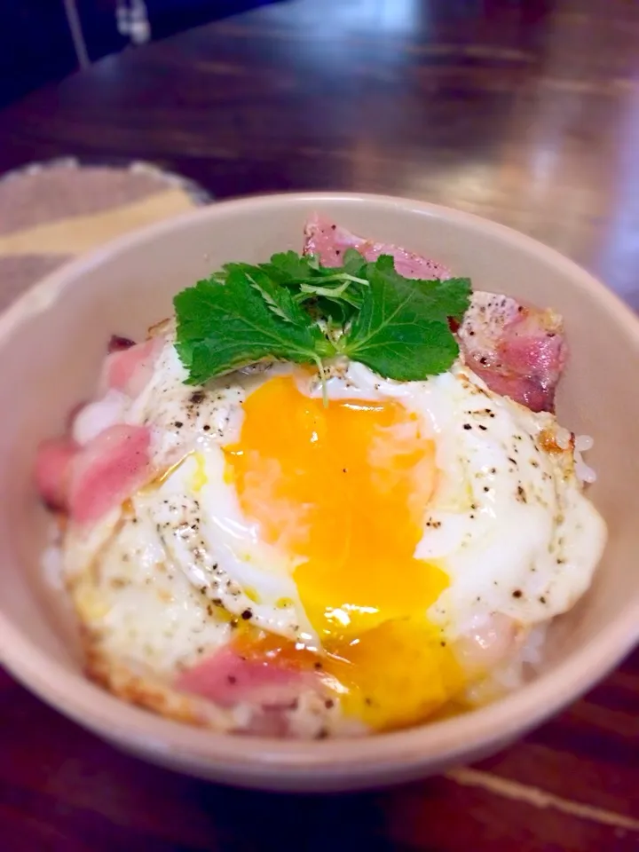 Snapdishの料理写真:ベーコンエッグ丼！|morimi32さん