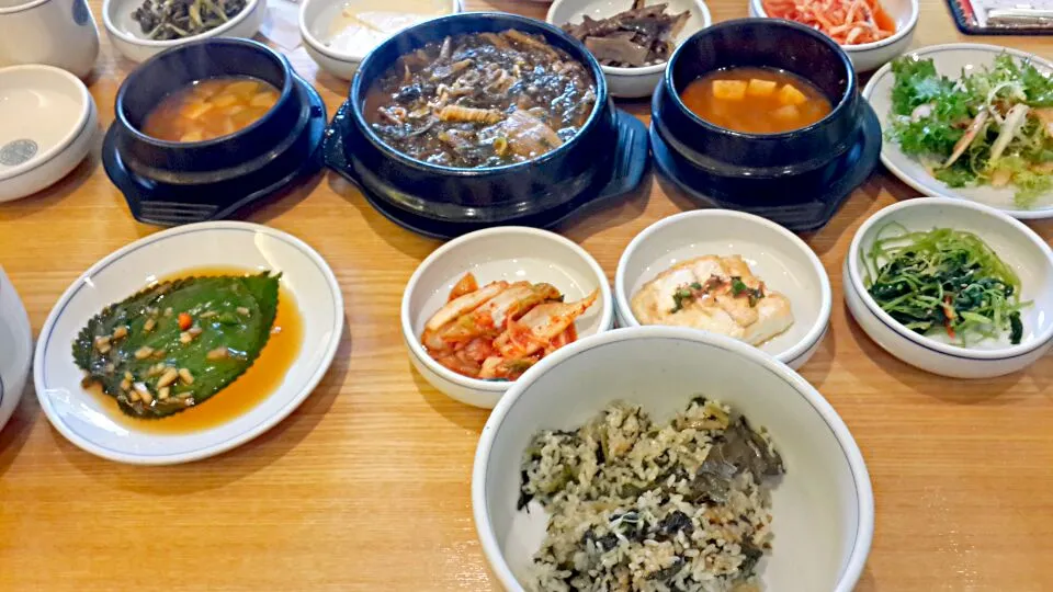 Rice with Dried Radish Leaves, Soy Bean Soup and Other Healthy Dishes. 올림픽공원 앞 시래옥의 시래기 정식|Dean Jungさん