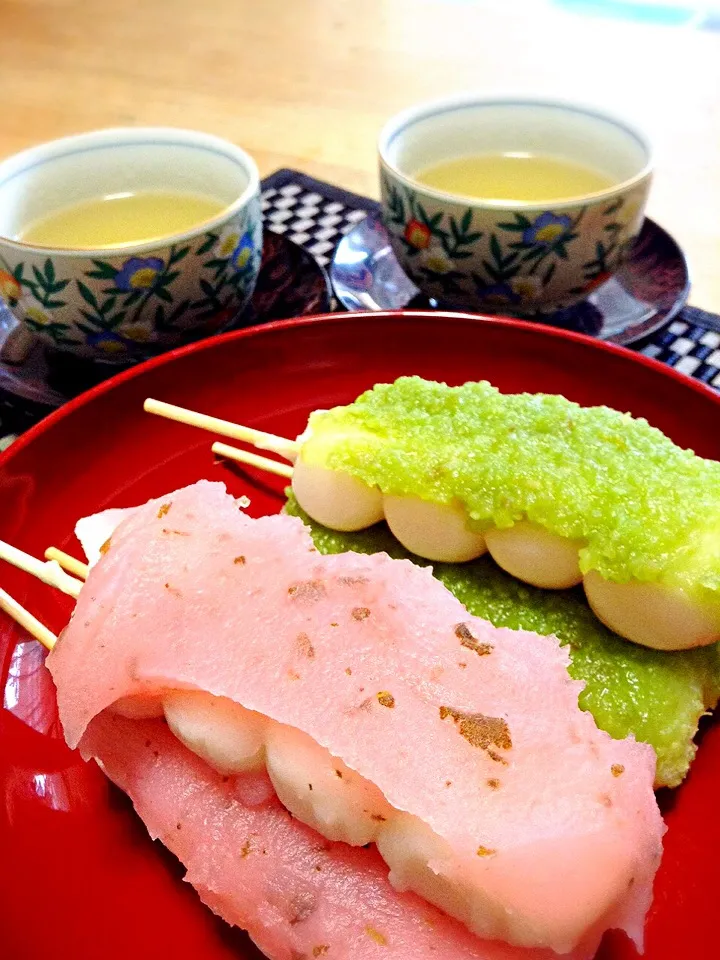 Snapdishの料理写真:桜だんごとずんだだんご🍵|かずきっちんさん