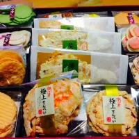 Snapdishの料理写真:親戚からえびせん届いた！！えびの姿焼きみたいなのもあって、ぱりぽり食べました(*^^*)たくさん種類あるからどれから食べるか迷うけど、どれも美味しい！♡|絵莉さん