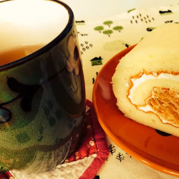 こんな朝からほっこりティータイム(*^^*)休日だからできること♫ロールケーキの中にパイ生地がサクサク〜♡|絵莉さん