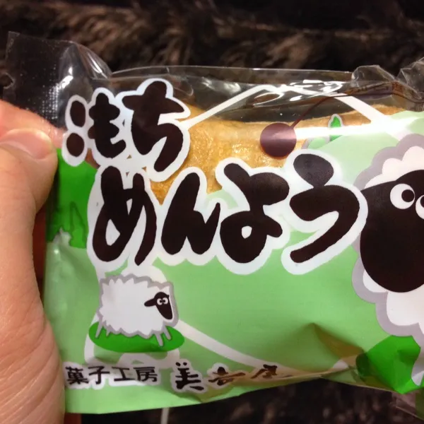 お母さんの地元のお菓子。つぶあんたっぷりにお餅が入ってる最中♡お茶請けには最高だなあ(*^◯^*)|絵莉さん