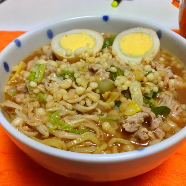 今日の晩ごはん。肉野菜ラーメン！に自家製味玉をぽちゃん(o^^o)味は醤油とんこつ〜♫|絵莉さん