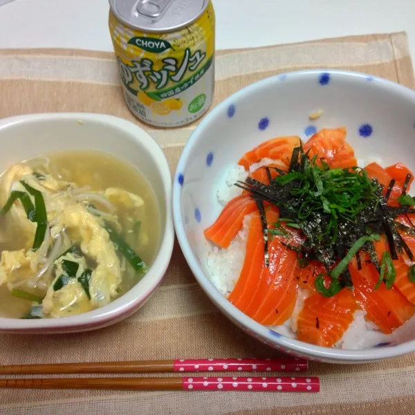 今日の晩ごはん♡サーモンを安く手に入れたので、漬けサーモン丼と中華スープ＼(^o^)／そんでゆずッシュでかんぱーい！|絵莉さん