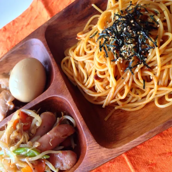 Snapdishの料理写真:今日のお昼ごはんという名の冷蔵庫整理( ´ ▽ ` )肉味噌パスタ・野菜いため・とり卵のお酢煮。かぼちゃのスイーツ食べたいな〜。休みだしお菓子屋さん行っちゃおうかしら♡|絵莉さん