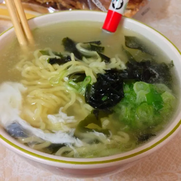 昨日の夜友達の家にお泊まり。ラーメン食べたい！って言ったら作ってくれたー＼(^o^)／味覇入れたらむちゃうまい！ごちそうさま！|絵莉さん