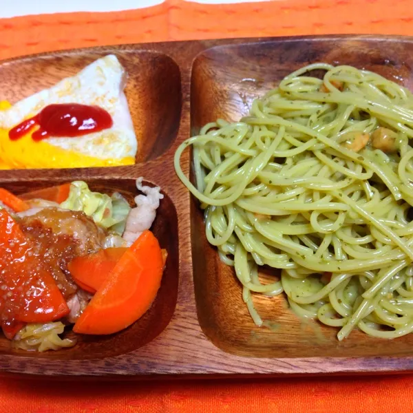 今日の晩ごはん。落合シェフ監修？のバジルとエビクリームソースのパスタ、肉野菜炒め(またもや)、卵焼き。パスタはまあまあでした笑シェフ、すいません。やはりクリームソースは自分に合わないらしい^^;|絵莉さん