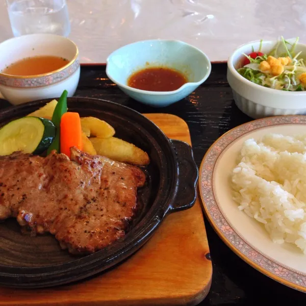 今日のランチ♡ばあちゃんとおじさんが働いてるレストランでステーキ定食)^o^(これからまったりして温泉だ〜っ＼(^o^)／リフレッシュ＼(^o^)／|絵莉さん