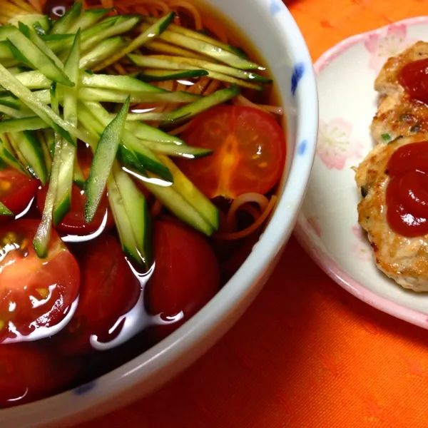 今日の晩ごはん。ばあちゃんからもらったつるつるそうめん！と、つくねバーグ。そうめんは紫蘇入りなのでピンクなのだ〜(*^^*)若干風味もあっておいしい^ ^|絵莉さん