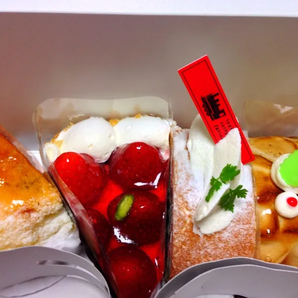 久々にケーキ！お店にあった紅茶も気になってお買い上げ。ラズベリーティー^ ^
あーしあわせだ(*^^*)|絵莉さん