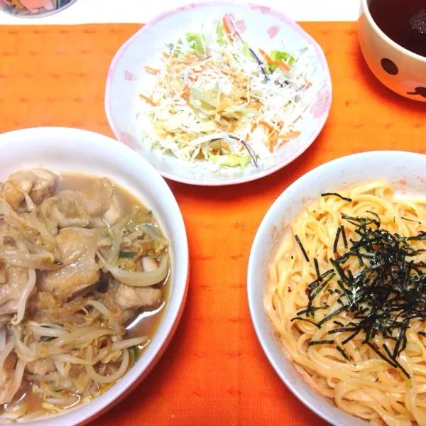 今日の晩ご飯！
サラダ、たらこ生パスタ、鶏肉のみぞれ炒め。
もりもり食べます！＼(^o^)／|絵莉さん