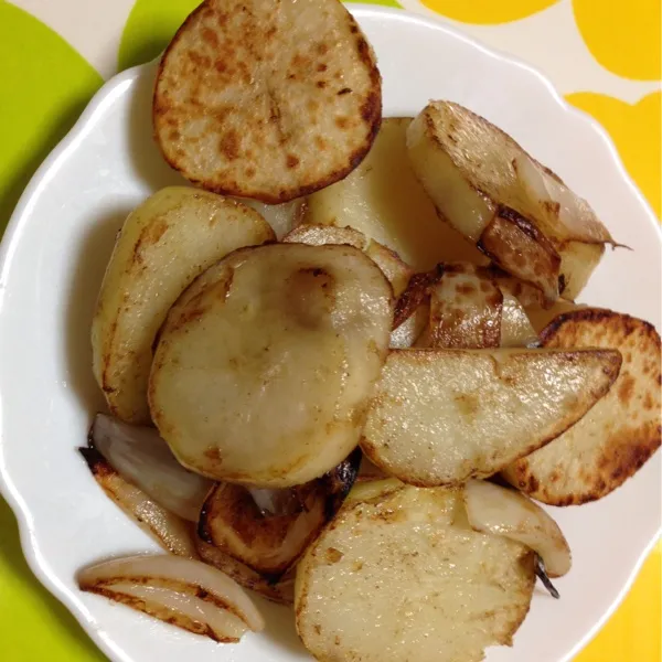 ジャガイモとタマネギをバターでじっくりこんがり焼きました。|旦那さん