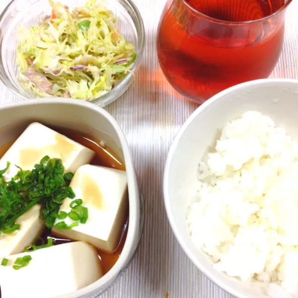 病人食復活か、
お見舞いに美味しい焼豚が届き、つまみ食いしすぎて、ちょっと気分が悪くなっちゃったので。
焼豚入りコールスローと湯豆腐♥美味しい。|だこちんさん