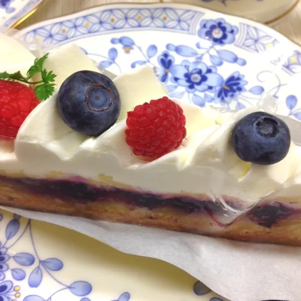 トゥーストゥースのタルトケーキ🍰
濃厚〜♪ 飲み会後の夜中に食べてしまい、ヤバイ。|だこちんさん