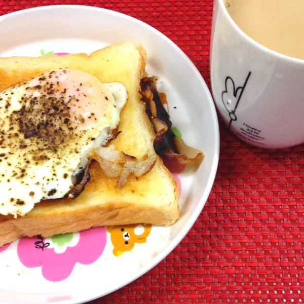 パパ朝ごはん。
エッグベネディクトと言いたいところだが、トーストに目玉焼きをのせただけ〜♪
美味しいよ。パパ、色々出来てえらい！パチパチ💯|だこちんさん