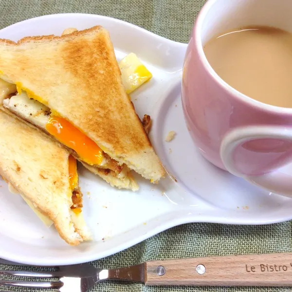 Snapdishの料理写真:チーズ＆目玉焼きホットサンド
カフェオレ|だこちんさん