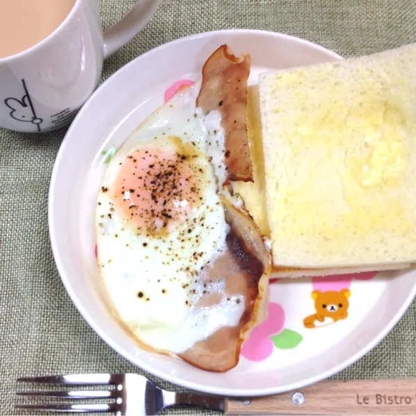 出ました！パパ朝ごはん。この卵の焼き方にこだわりがあるらしい…わかった…美味しいから…何回も褒めさせられる〜♪|だこちんさん