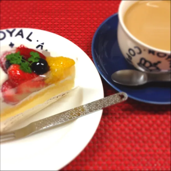 食べてもた〜♪
久々にフーケのケーキ🍰。美味しかった〜♥
新しい食器が使いたかっただけやもーん。
このロイヤルブルーよい。|だこちんさん