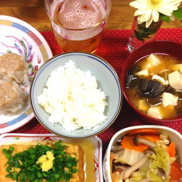 晩ご飯。ちょい軽め〜
白菜とキノコ人参とおあげのあっさり煮
厚揚げを焼いて、おネギたっぷりと生姜で。
シュウマイ
お味噌汁とごはんとビール|だこちんさん