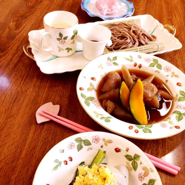 きょうも❀.(*´◡`*)❀.あるもので
おうち蕎麦ランチ。レンコンと小松菜の甘酢炒め。豚足、大根、ごぼうのスープ煮。春の最中
。|Kumi_loveさん