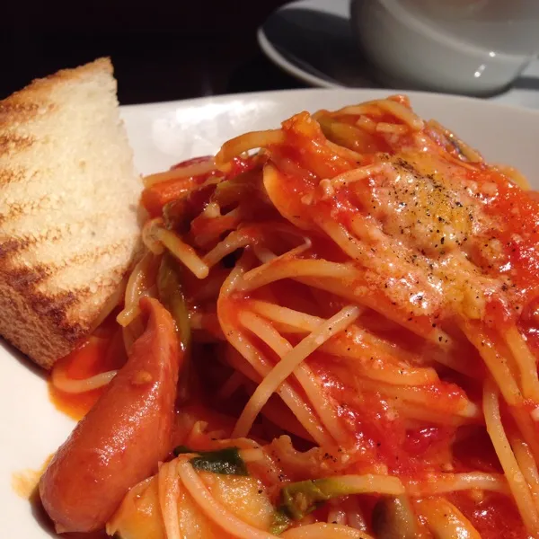 わかりやすいものが食べたい日なので、ふだんは食べないナポリタン。
これ！アルデンテで、おいしいソースで熱々で口の中をヤケドしました。おいしいナポリタン。|Kumi_loveさん