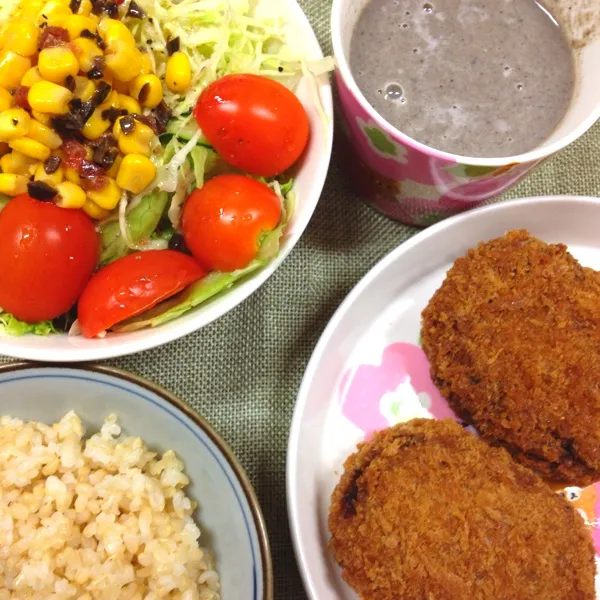 今日は月一回のネイルデーだったので、デパ地下のお肉屋さん(スギモト)でミンチカツとコロッケを購入。大量のお野菜と共に。マッシュルームスープと！！|だこちんさん