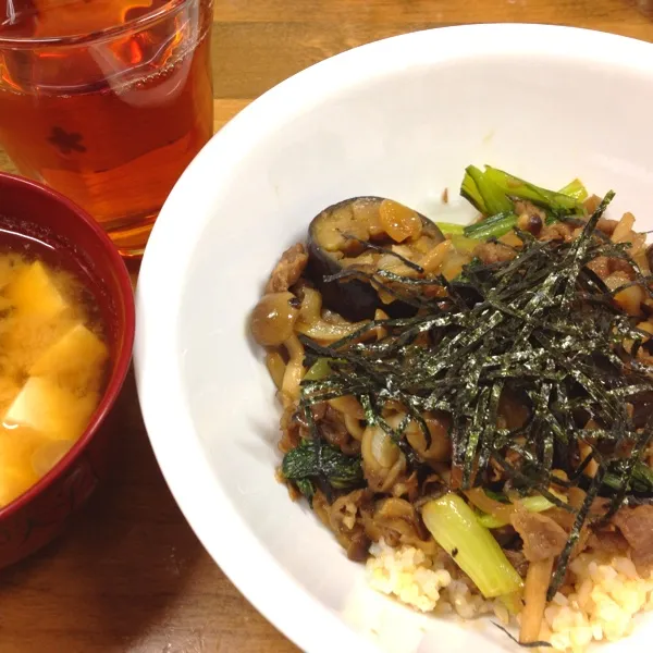 今日は焼肉丼。クックパッドのレシピ。
なかなか理想的な味にできました。|だこちんさん