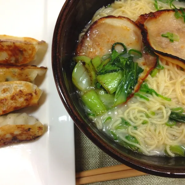 手抜き晩ご飯。
食べに行くのも面倒だったので、簡単にラーメン、ギョウザ！
マルチャン正麺。豚骨。|だこちんさん