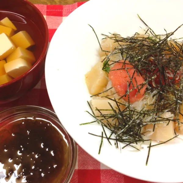 海鮮丼。
何にもなかったので、冷凍庫にあるもの色々で。結構いけてる。|だこちんさん