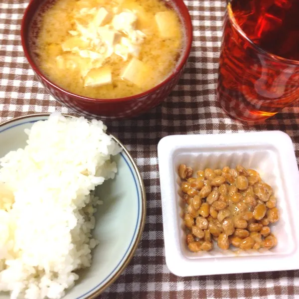 朝ごはんは納豆とお味噌汁に卵投入。
美味しい〜|だこちんさん