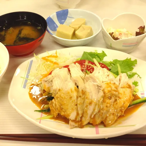 晩ご飯。
蒸し鶏のゴマドレッシングがけ。
うん、多い！！
食べ過ぎた。|だこちんさん