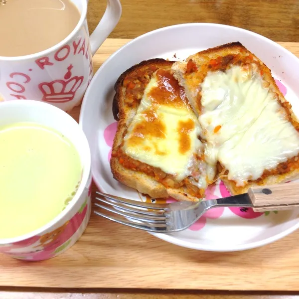 ブランチ。
この前作ったミートソースでピザトースト&グリンピーススープ(*^^*)|だこちんさん